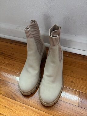 Women’s Steve Madden Cream Ribbed Chelsea Ankle Boots (6.5)